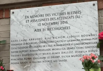 Franceses lembram os 10 anos dos atentados coordenados em Paris Franceses lembram os 10 anos dos atentados coordenados em Paris