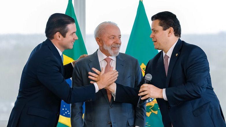 Alcolumbre e Motta não comparecem em cerimônia do IR e ampliam crise com governo Lula Alcolumbre e Motta não comparecem em cerimônia do IR e ampliam crise com governo Lula