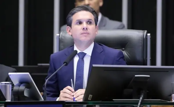 Imagem da notícia: Motta fecha com centrão e rompe com líderes de PT e PL