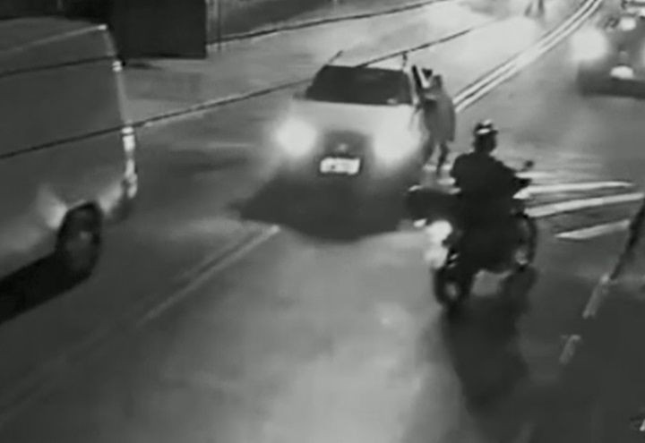 Imagem da noticia VÍDEO: Idoso é arrastado por carro ao tentar impedir roubo