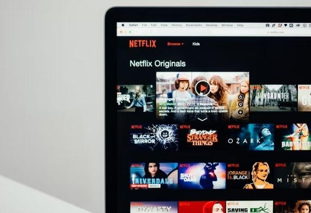 Imagem da noticia Após perder 200 mil assinantes, Netflix tem queda de 25% nas ações