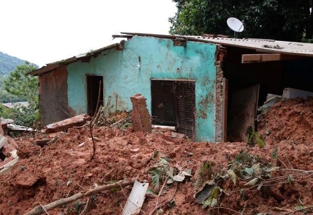Imagem da noticia Pessoas são retiradas de casas e buscas continuam pelo 6º dia no litoral de SP