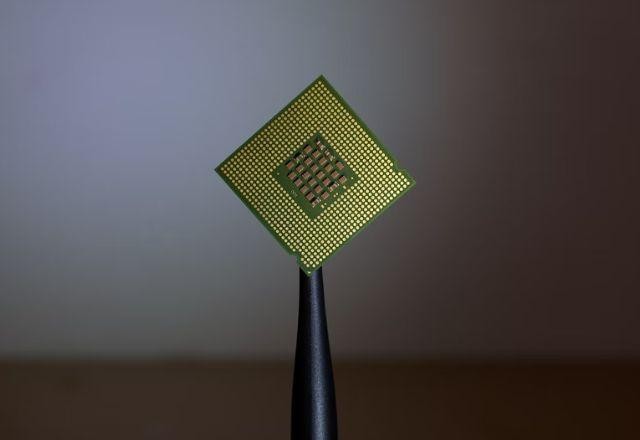 Imagem da noticia Biden planeja restringir semicondutores e chips para a China