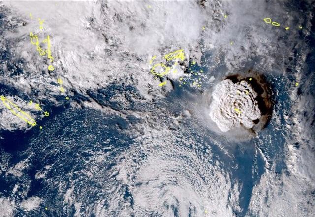 Imagem da noticia EUA cancelam alerta de tsunami na costa do Pacífico por erupção em Tonga