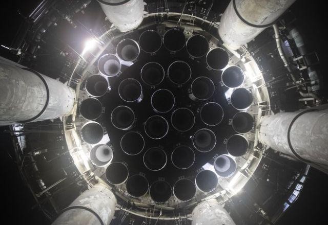 Imagem da noticia SpaceX faz teste de foguete com 33 motores; assista