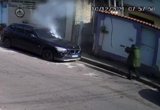 Imagem da noticia Vídeo: homem é fuzilado dentro de BMW blindada no Rio de Janeiro