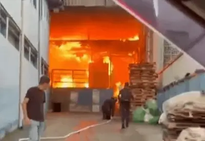 Incêndio atinge galpão em Santo André, no ABC Paulista Incêndio atinge galpão em Santo André, no ABC Paulista