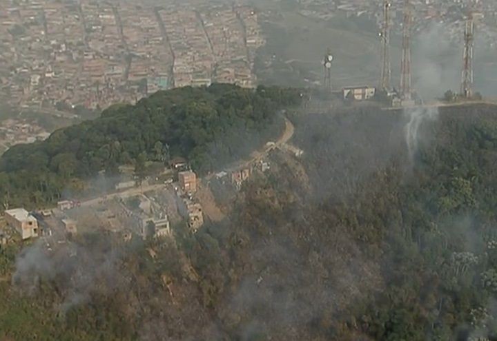 Imagem da noticia Incêndio se aproxima de comunidade em área de mata em Mauá (SP)