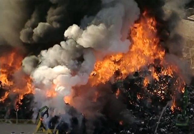Imagem da noticia Incêndio atinge depósito de material reciclável na zona leste de SP