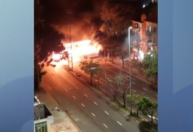 Imagem da noticia Grupo incendeia dois ônibus e bloqueia avenida em Porto Alegre
