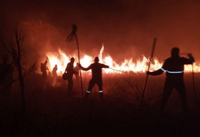 Imagem da noticia Bombeiros continuam no combate a grande incêndio em Franco da Rocha