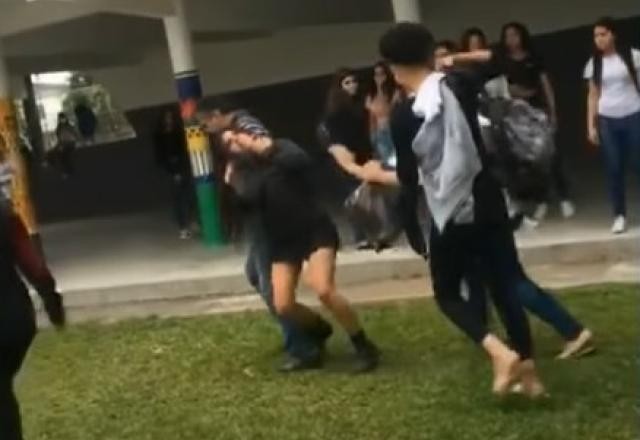 Imagem da noticia Flagrante: inspetor de escola dá golpe mata-leão em aluna no RJ