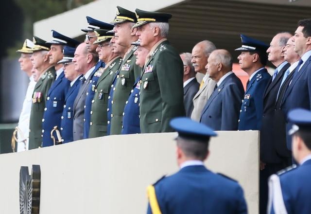 Imagem da noticia PEC barra militares da ativa nas eleições, mas livra policiais