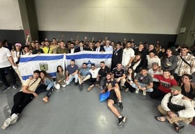 170 reservistas convocados para a guerra embarcam em São Paulo rumo a Israel