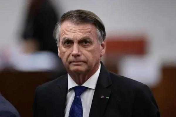 Imagem da notícia: Bolsonaro passará por exames após sofrer traumatismo craniano, diz médico ao SBT News