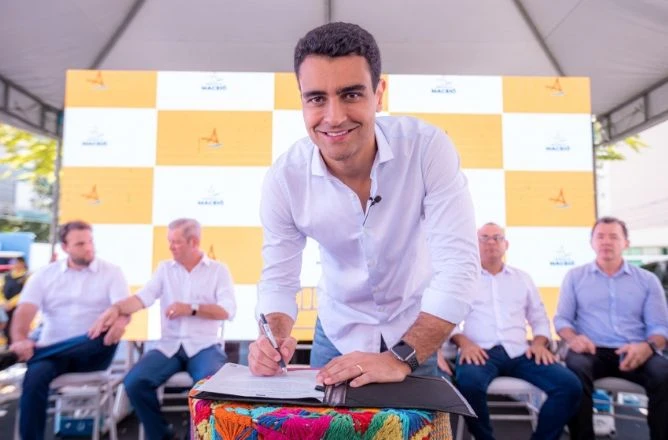 Imagem da noticia Prefeito de Maceió se filia ao PSDB junto com mãe e esposa, mas mantém mistério sobre renúncia