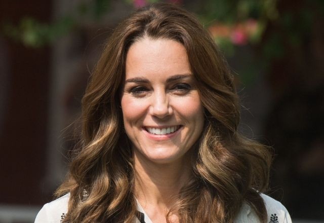 Kate Middleton faz aparição pública ao lado de William e afasta rumores, diz jornal