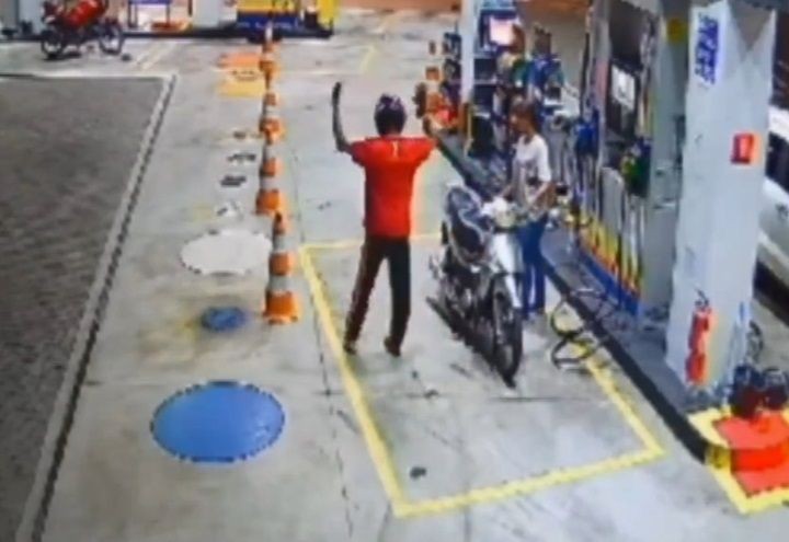 Imagem da noticia Vídeo: bandido é surpreendido por PMs quando tentava fugir após roubo