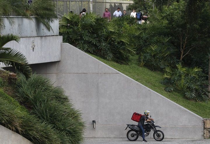 Imagem da noticia Deputados de SP aprovam lei que exige chip em mochila de entregadores por aplicativo
