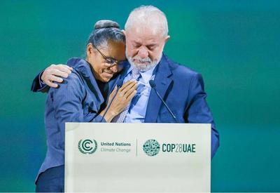 COP-28: Lula se emociona ao ceder palavra para Marina Silva em painel sobre florestas