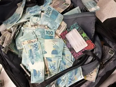 Dinheiro jogado da janela: PF apreende R$ 429 mil em operação contra ex-presidente do Rioprevidência Dinheiro jogado da janela: PF apreende R$ 429 mil em operação contra ex-presidente do Rioprevidência