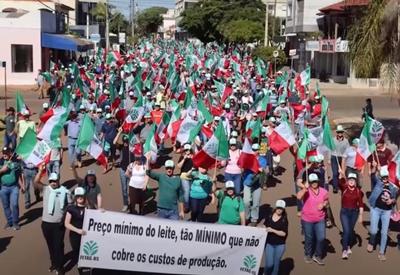 Crise do leite: importação do produto pelo Brasil é a maior em 20 anos Crise do leite: importação do produto pelo Brasil é a maior em 20 anos