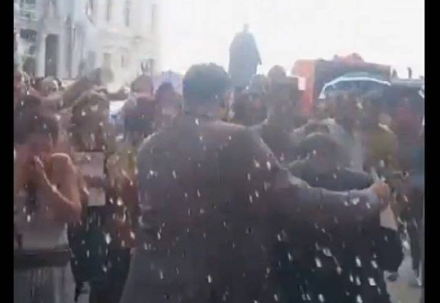 Imagem da noticia Vereador toma "banho" de manifestantes ao aprovar reajuste de servidores em Salvador