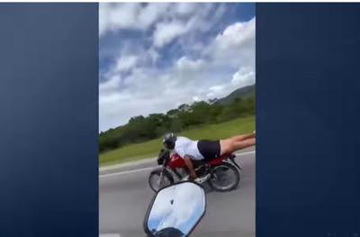 Motociclista colide com carro e cai após manobra “Superman” em SC Motociclista colide com carro e cai após manobra “Superman” em SC