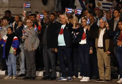 Milhares marcham em Havana contra ameaças dos EUA durante tradicional marcha das tochas Milhares marcham em Havana contra ameaças dos EUA durante tradicional marcha das tochas