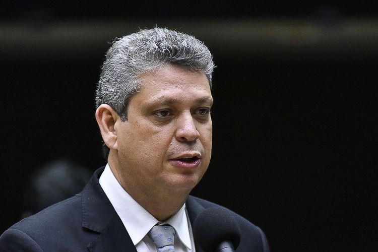 Imagem da noticia Governo vai ressarcir aposentados se entidades não pagarem, diz ministro