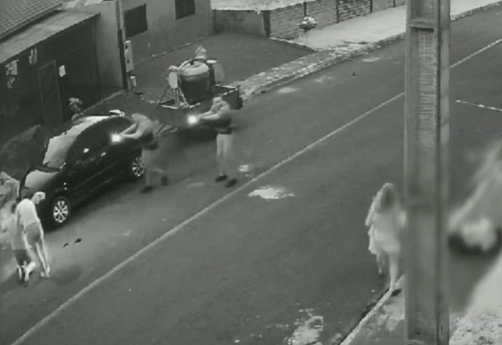 Imagem da noticia Homem é morto por vizinho na frente da polícia