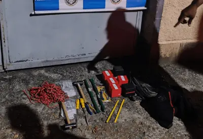 Vídeo: Homens são presos em tubulação ao tentar assaltar Shopping Metropolitano, na Barra da Tijuca (RJ) Vídeo: Homens são presos em tubulação ao tentar assaltar Shopping Metropolitano, na Barra da Tijuca (RJ)