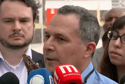 Médico de Bolsonaro diz que equipe ainda avalia fazer procedimento para interromper crise de soluços Médico de Bolsonaro diz que equipe ainda avalia fazer procedimento para interromper crise de soluços