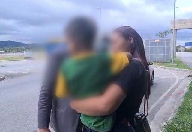 Imagem da noticia Filho de brasileira, menino que vivia em presídio na Índia chega ao Brasil