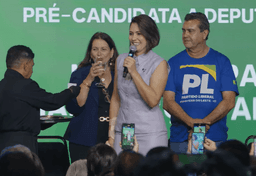Imagem da notícia Michelle Bolsonaro chama Alexandre de Moraes de "irmão em Cristo"