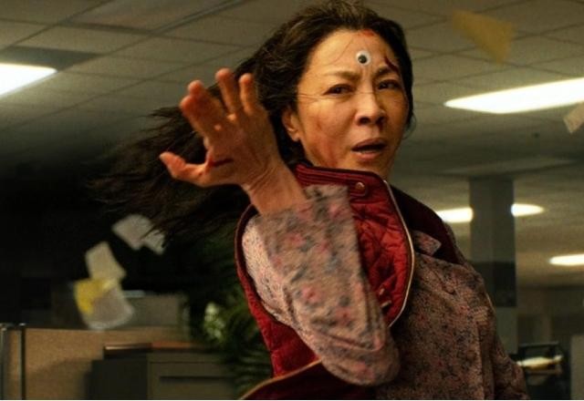 Imagem da noticia Michelle Yeoh vence o prêmio de melhor atriz do Oscar 2023