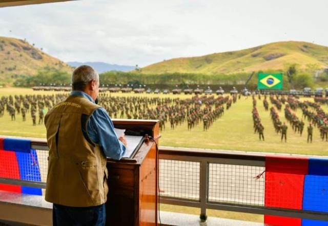 Imagem da noticia Longe da política, Braga Netto acompanha operação do Exército