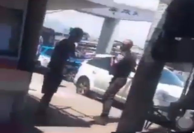 Imagem da noticia Jovem morto por policial com tiro à queima-roupa é enterrado no Rio