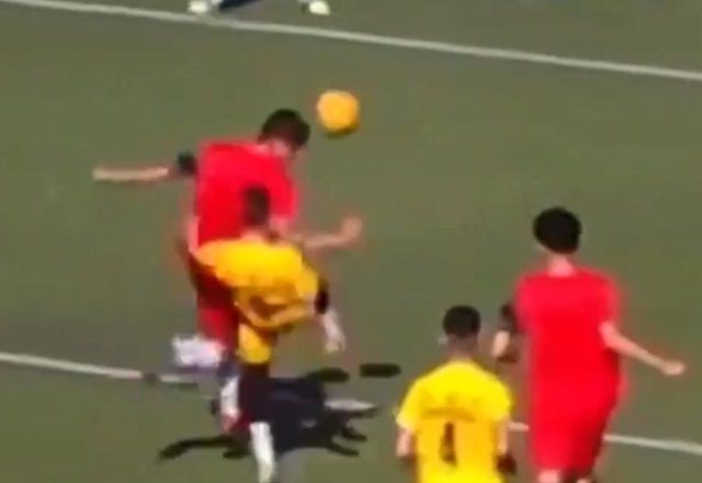 Imagem da noticia Jogador de 17 anos morre após levar chute durante partida