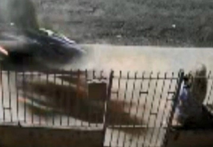 Imagem da noticia VÍDEO: Motociclista sofre acidente e moto, sozinha, atinge idosa