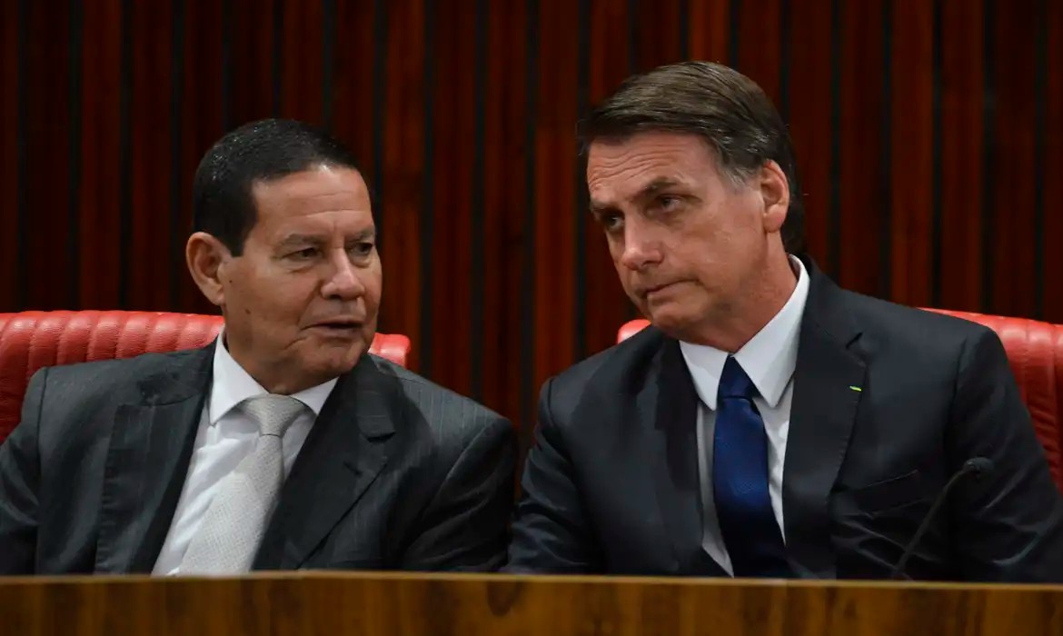 Até que ponto as Forças Armadas foram capturadas por Bolsonaro?