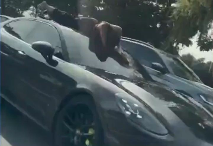Imagem da noticia SP: Mulher é flagrada no teto de Porsche, no trânsito da Marginal Tietê