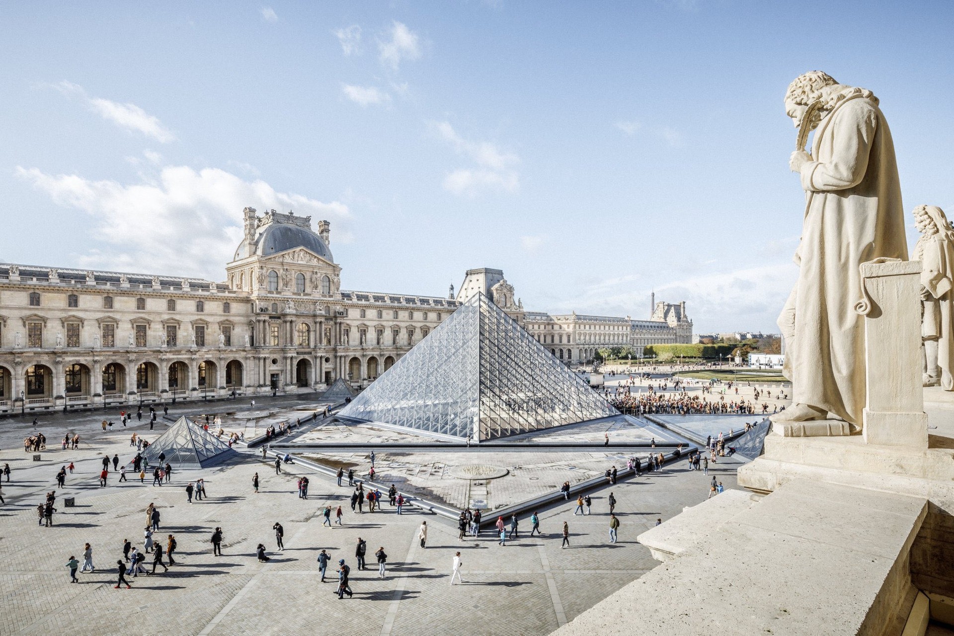 Imagem da noticia Museu do Louvre de Paris é fechado após roubo de joias históricas