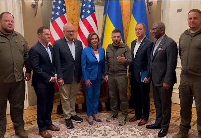 Imagem da noticia Nancy Pelosi faz visita surpresa a Ucrânia e se encontra com Zelensky