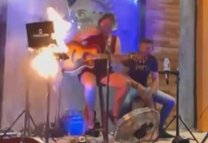 Imagem da noticia VÍDEO: Notebook explode durante show e assusta cantora e público