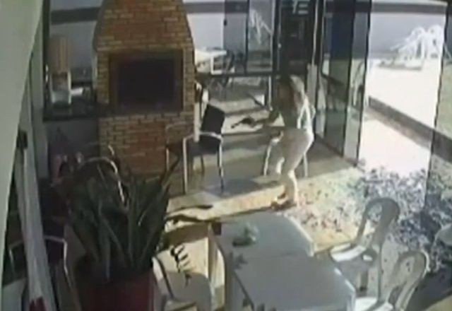 Imagem da noticia Novas imagens mostram mãe e filho atirando em idosos durante festa