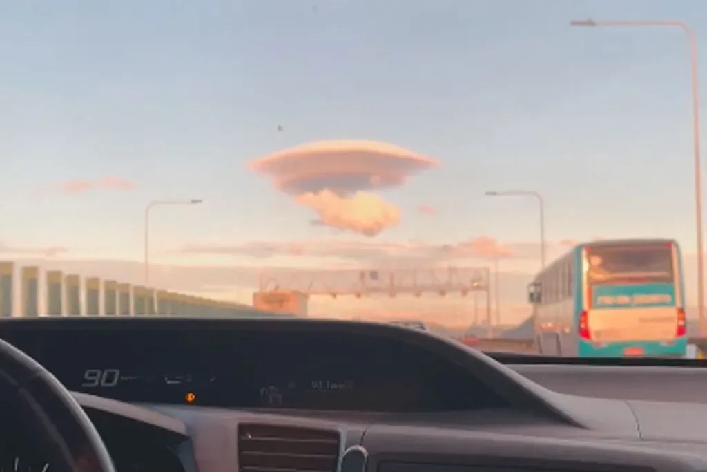 Imagem da noticia É o MAC? Nuvem peculiar chama atenção dos motoristas na ponte Rio-Niterói