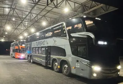 PF intercepta ônibus com 125 argentinos em entrada irregular no Brasil PF intercepta ônibus com 125 argentinos em entrada irregular no Brasil