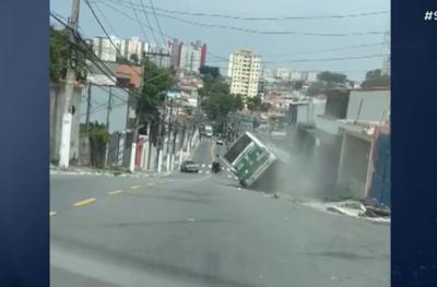 Ônibus tomba após bater em casa na zona leste de SP; duas pessoas ficam feridas Ônibus tomba após bater em casa na zona leste de SP; duas pessoas ficam feridas