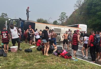 Ônibus com torcedores do Flamengo tomba na Dutra a caminho da Argentina Ônibus com torcedores do Flamengo tomba na Dutra a caminho da Argentina
